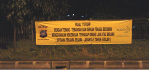 Setelah disepakatinya Deklarasi Harmoni pada September 2012, beberapa perusahaan-perusahaan di Bekasi Jawa Barat mengajari para buruh agar taat hukum, sembari menutup mata terhadap pelanggaran hak dasar buruh. Logo perusahaan dan lambang kepolisian mengatakan bahwa para buruh buta hukum. Spanduk di atas dimaksudkan agar tidak terjadi ajakan demonstrasi dari luar kepada buruh di dalam perusahaan. (Foto: Dok. LIPS & KoPI 2013)