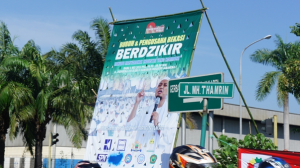Ajakan memperingati 1 Mei 2013 kepada buruh dan pengusaha di kawasan industri Bekasi Jawa Barat. Lambang Forum Investor Bekasi (FIB) di atas dan lambang serikat buruh di bawah disertai gambar seorang ustaz terkenal, mengingatkan kita tentang keharusan buruh bekerja secara harmonis dengan pengusaha dengan landasan Hubungan Industrial Pancasila, yang diajarkan Soeharto (Foto: Dok. LIPS & KoPI 2013).