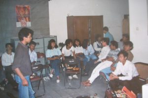 bambang harri, berdiri di kiri, pertemuan buruh di LBH B (circa 1992-1993)